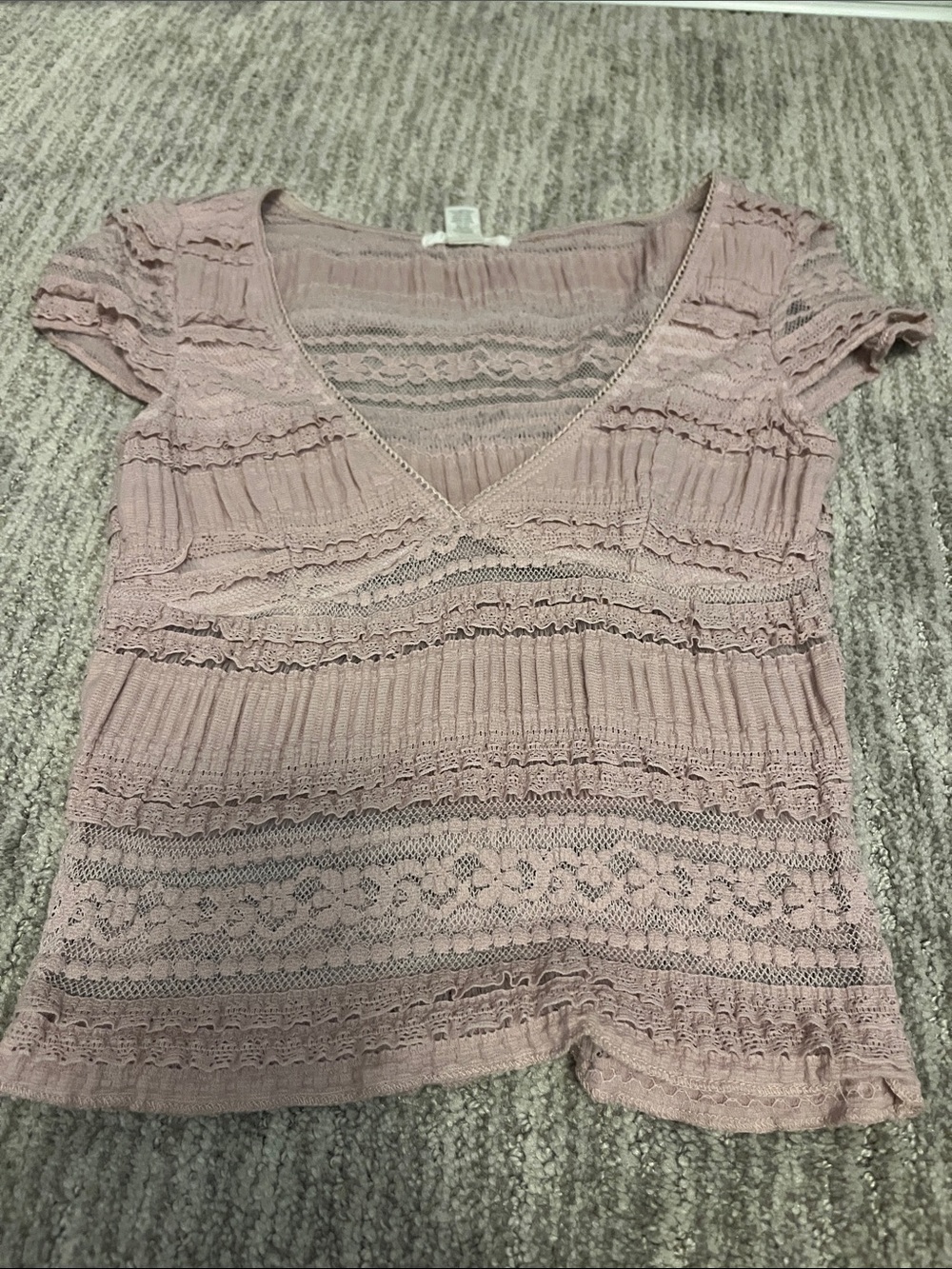 Full Tilt Lace-Trim V-Neck Short Sleeve Top in Dusty Mauve size XS